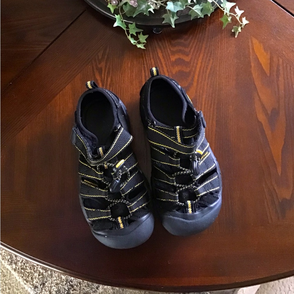 Youth KEEN sandal sz. 1